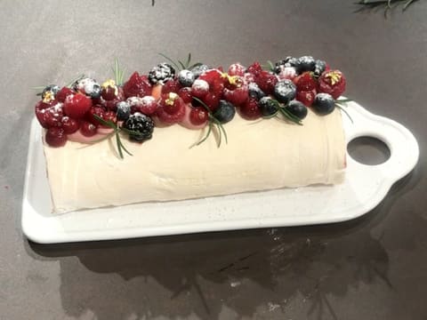 Mascarpone & Red Berry Bûche de Noël - 80