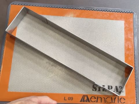 Pineapple, Coconut & Black Sesame Praline Christmas Yule Log - 31