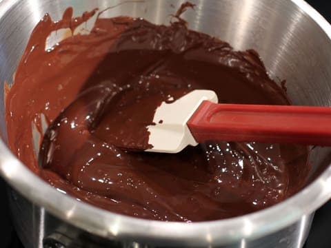 Tempering dark chocolate couverture (traditional method) - Recipe with  images - Meilleur du Chef