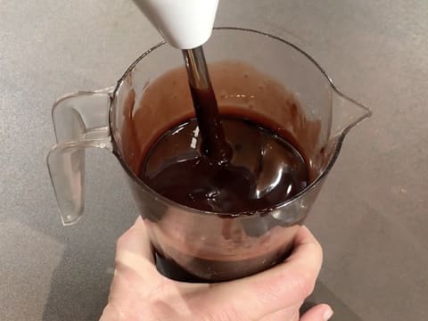 Mix the chocolate icing inside the jug with a hand blender