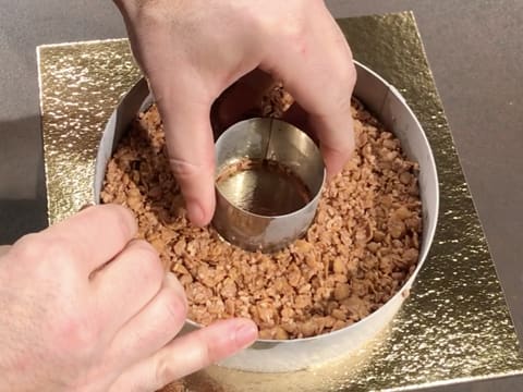 Remove the small ring in the centre of the crunchy biscuit