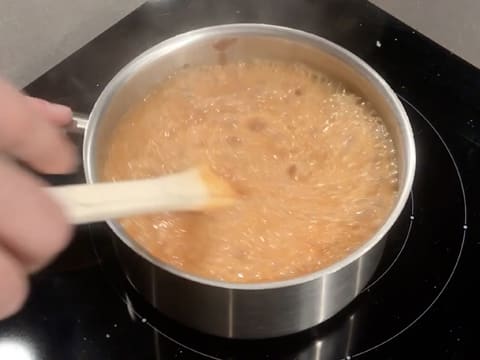 Stir the caramel and cream preparation while it is boiling