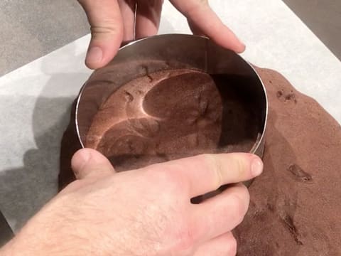 Cut the chocolate biscuit with a mousse ring