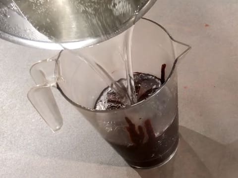 Pour the syrup into the jug with the chocolate preparation