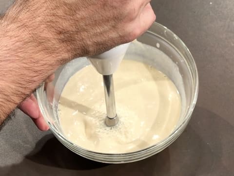 Mix the cream in the bowl with the hand blender