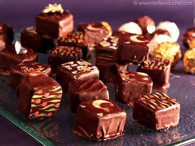 Pure chocolate bonbons with vanilla ganache filling, BOSKA Food Tools