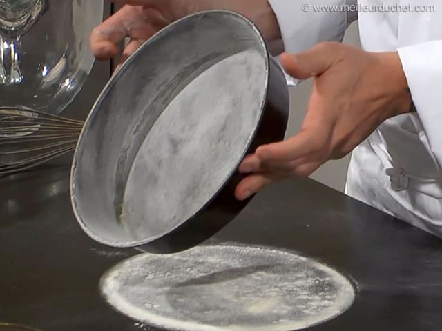 Lining a cake pan