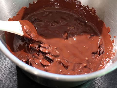 https://files.meilleurduchef.com/mdc/photo/recipe/mini-yule-log-pear-chocolate/mini-yule-log-pear-chocolate-etape-21-480.jpg
