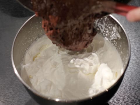 Add the chocolate preparation to the whipped cream