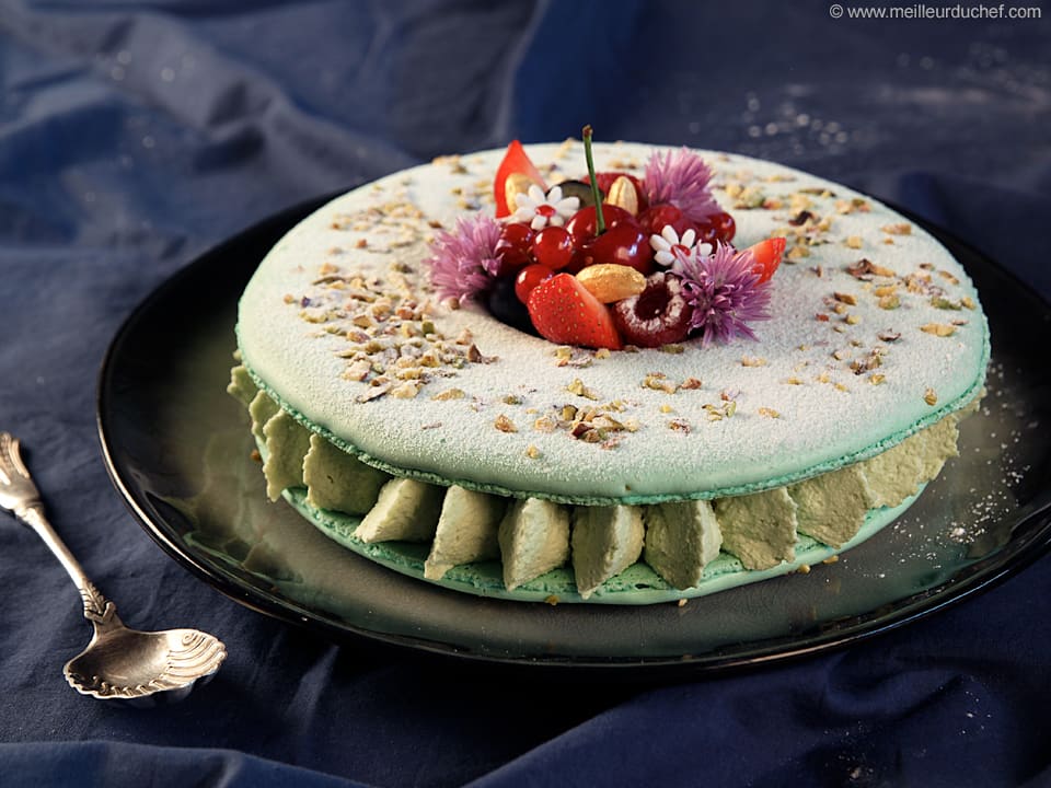 Pistachio Macaron Cake with Red Berries - Recipe with images - Meilleur du  Chef