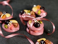 https://files.meilleurduchef.com/mdc/photo/recipe/ruby-chocolate-mendiants/ruby-chocolate-mendiants-200.jpg