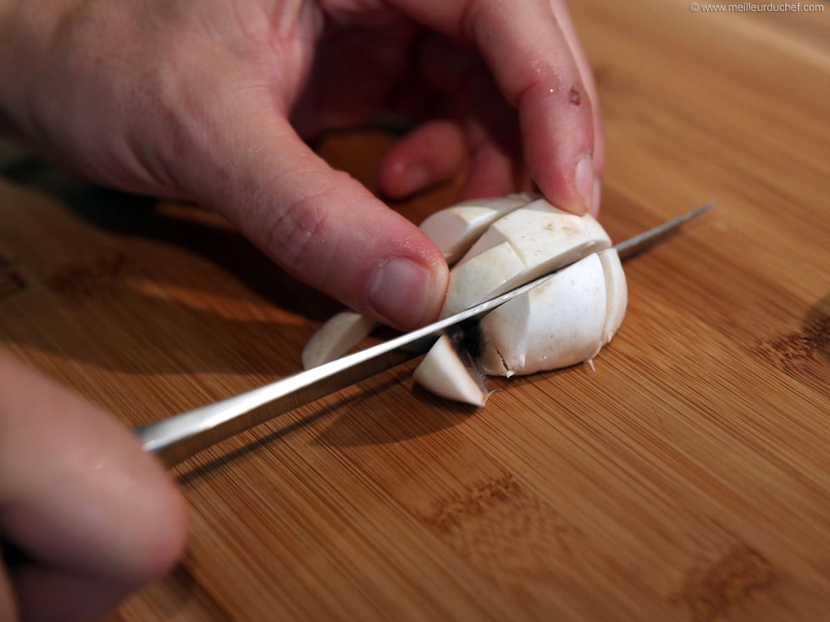 Slicing a mushroom Illustrated recipe Meilleur du Chef