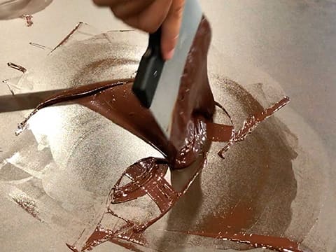 Tempering dark chocolate couverture (traditional method) - 12