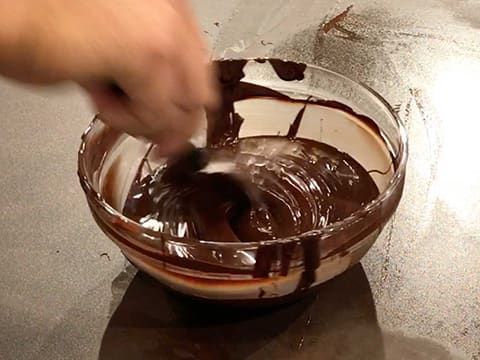 Tempering dark chocolate couverture (traditional method) - 22