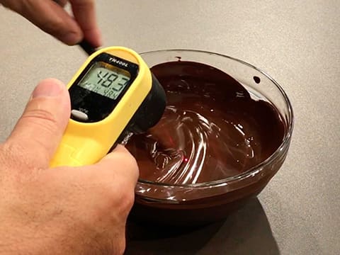 Tempering dark chocolate couverture (traditional method) - 5