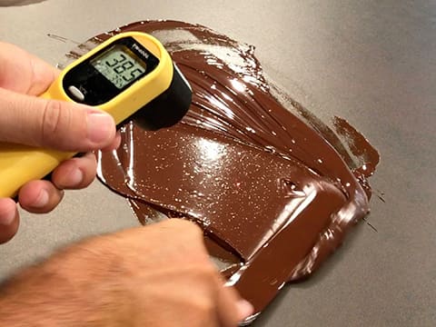 Tempering dark chocolate couverture (traditional method) - 8