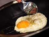 To sauté an egg