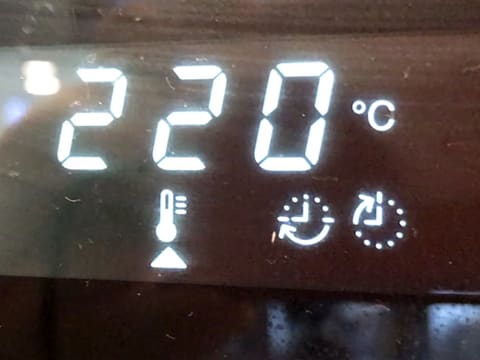 The oven is preheated to 220°C