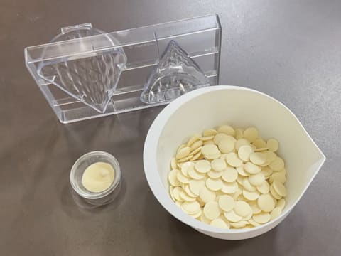 Entremets Albero di Natale con ribes rosso, ribes nero e vaniglia - 1