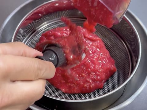 Entremets Albero di Natale con ribes rosso, ribes nero e vaniglia - 53