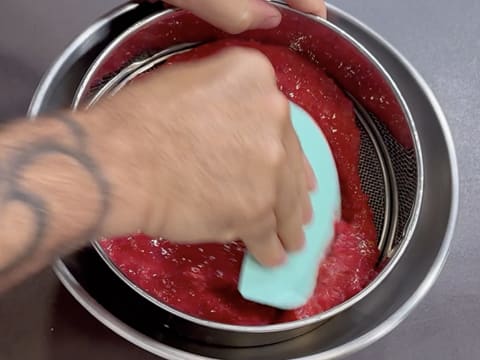 Entremets Albero di Natale con ribes rosso, ribes nero e vaniglia - 54