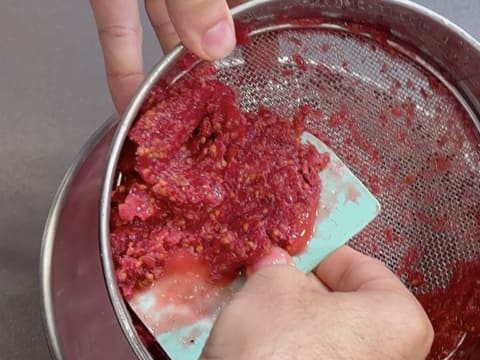 Entremets Albero di Natale con ribes rosso, ribes nero e vaniglia - 56