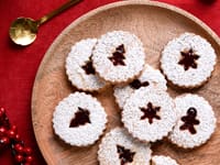 Biscotti natalizi con confettura di lamponi