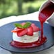 Dolci alla panna con fragole e basilico