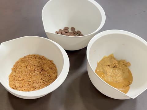 Entremets indivuduali al cioccolato con caramello alla banana e arachidi - 1