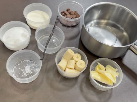 Entremets indivuduali al cioccolato con caramello alla banana e arachidi - 13