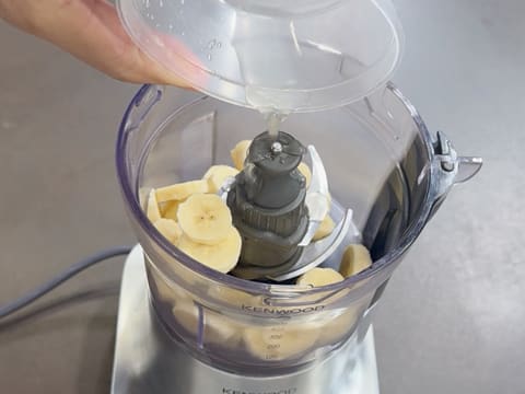 Entremets indivuduali al cioccolato con caramello alla banana e arachidi - 15