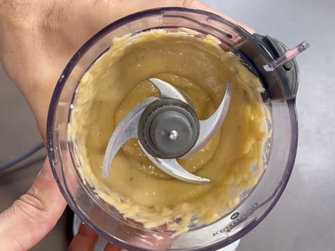 Entremets indivuduali al cioccolato con caramello alla banana e arachidi - 17