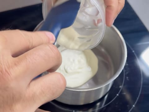 Entremets indivuduali al cioccolato con caramello alla banana e arachidi - 18