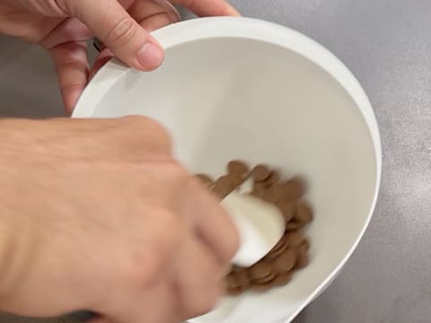 Entremets indivuduali al cioccolato con caramello alla banana e arachidi - 2