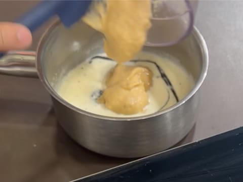 Entremets indivuduali al cioccolato con caramello alla banana e arachidi - 23