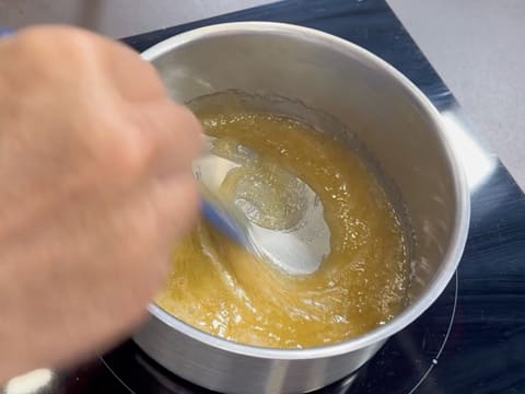 Entremets indivuduali al cioccolato con caramello alla banana e arachidi - 26