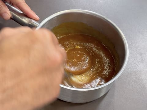 Entremets indivuduali al cioccolato con caramello alla banana e arachidi - 32