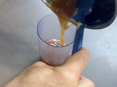 Entremets indivuduali al cioccolato con caramello alla banana e arachidi - 33