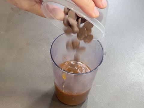 Entremets indivuduali al cioccolato con caramello alla banana e arachidi - 34