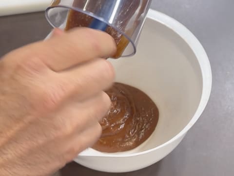 Entremets indivuduali al cioccolato con caramello alla banana e arachidi - 39