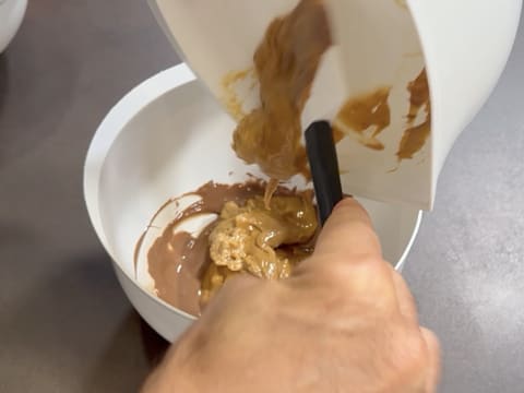 Entremets indivuduali al cioccolato con caramello alla banana e arachidi - 4