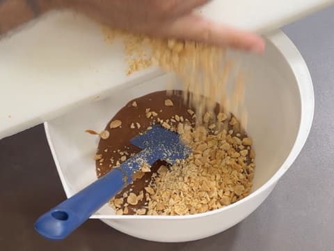 Entremets indivuduali al cioccolato con caramello alla banana e arachidi - 40