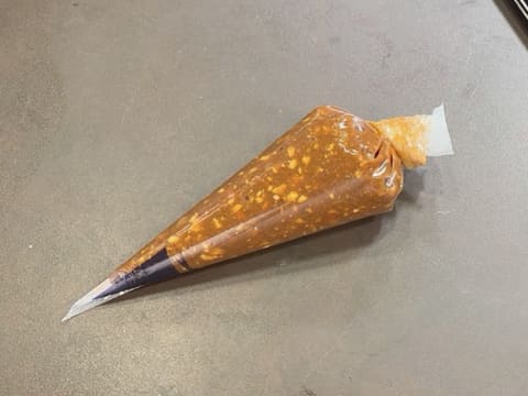 Entremets indivuduali al cioccolato con caramello alla banana e arachidi - 45