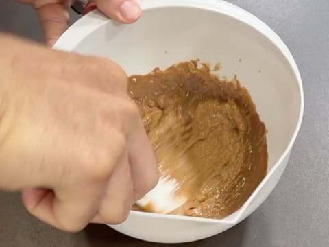 Entremets indivuduali al cioccolato con caramello alla banana e arachidi - 5