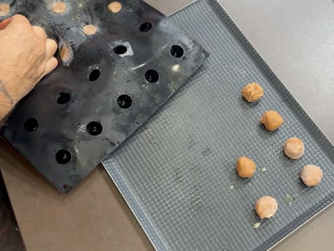 Entremets indivuduali al cioccolato con caramello alla banana e arachidi - 52