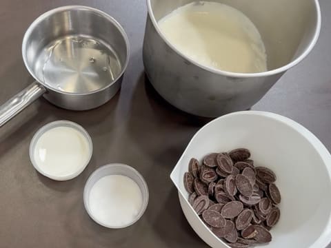 Entremets indivuduali al cioccolato con caramello alla banana e arachidi - 55