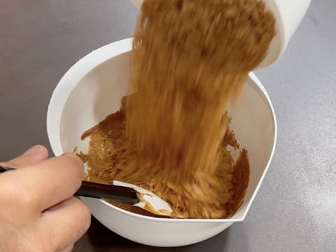 Entremets indivuduali al cioccolato con caramello alla banana e arachidi - 6