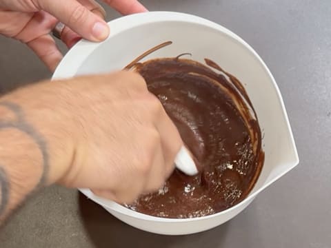 Entremets indivuduali al cioccolato con caramello alla banana e arachidi - 60