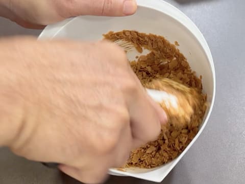 Entremets indivuduali al cioccolato con caramello alla banana e arachidi - 7