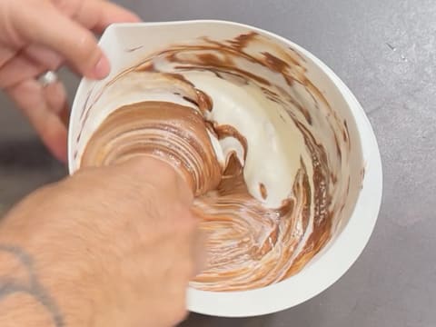 Entremets indivuduali al cioccolato con caramello alla banana e arachidi - 70